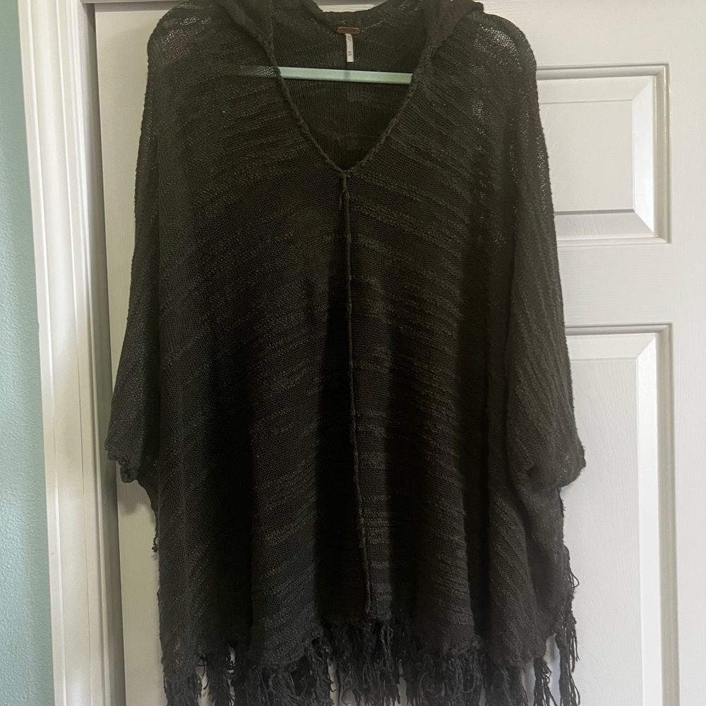 FREE PEOPLE: Slub Knit Poncho in Khaki Green… like new!!